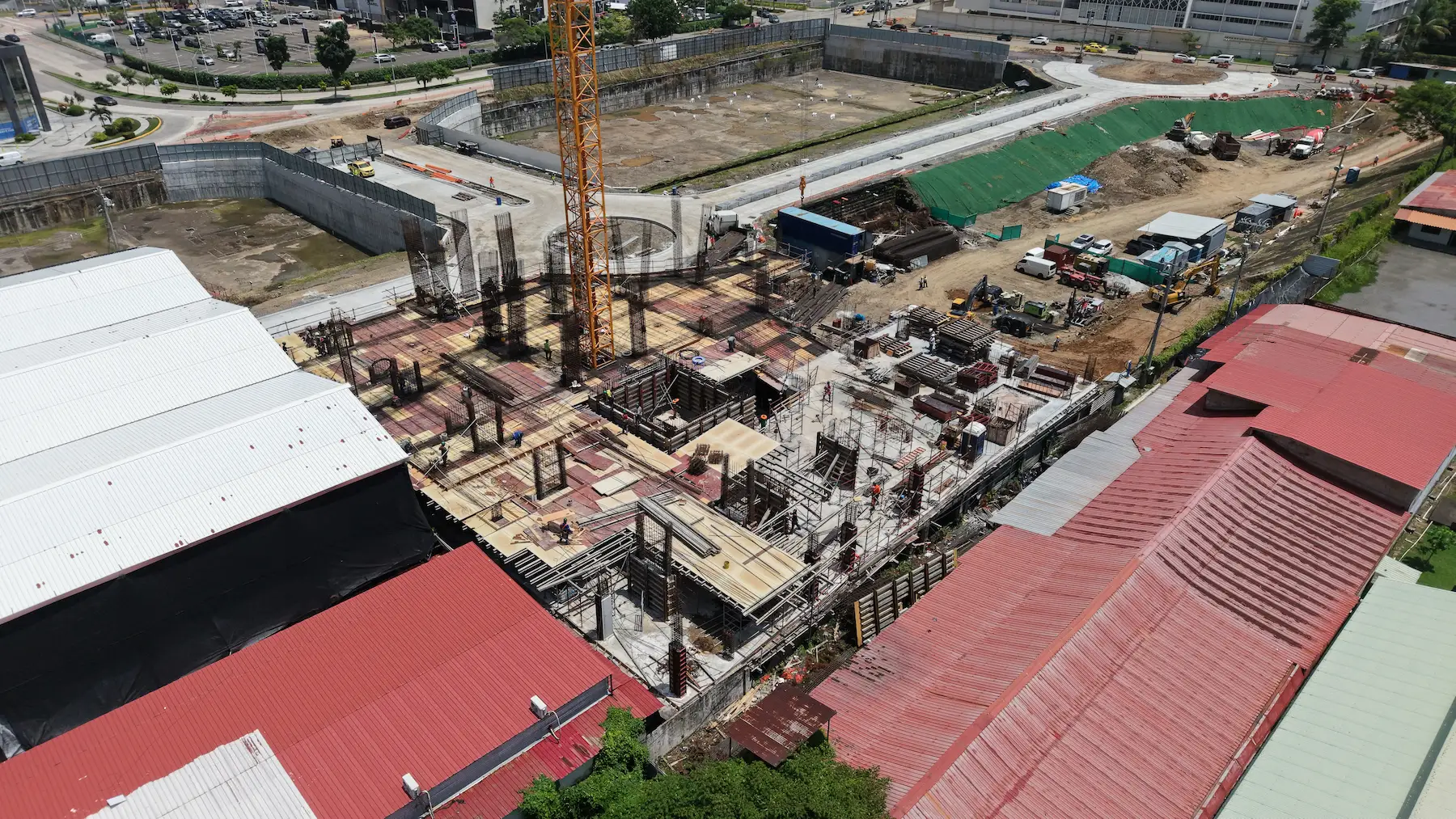 El progreso de una obra no se limita a la construcción de su estructura. También comprende la integración de espacios funcionales, circulaciones, áreas comunes y detalles arquitectónicos.
Cada uno de estos elementos contribuye a crear una experiencia coherente para quienes vivirán, trabajarán o visitarán el proyecto.